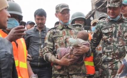 Protestan víctimas del terremoto  en Nepal por lentitud de la ayuda