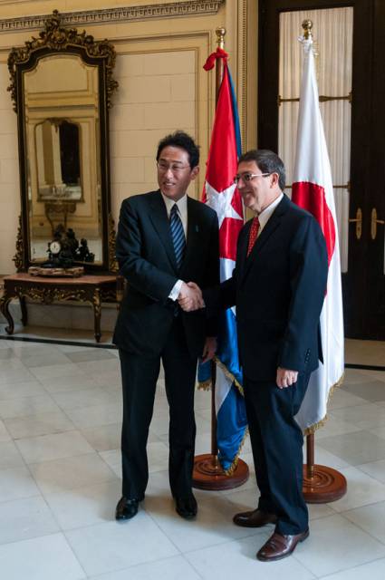 Canciller japonés visita por primera vez Cuba 