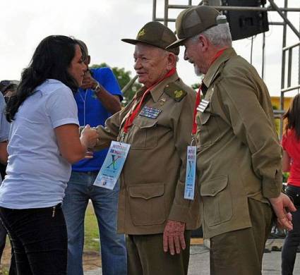 Ramiro Valdés Menéndez y Guillermo García Frías dialogan con Susely Morfa