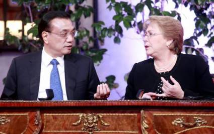 Li Keqiang y Michelle Bachelet