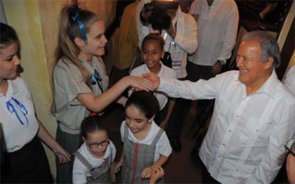 Presidente salvadoreño con niños cubanos