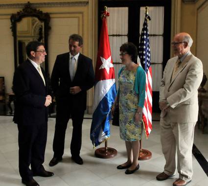Recibe Canciller cubano a senadores estadounidenses