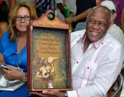 Recibe Johnny Ventura el Premio Internacional Miguel Matamoros