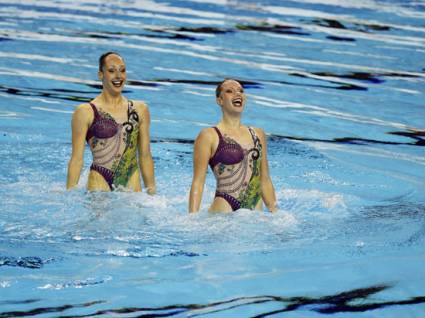Dueto canadiense gana en nado sincronizado