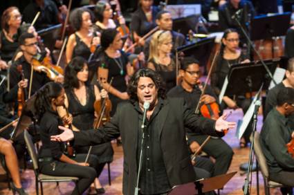 Y dio más que una canción