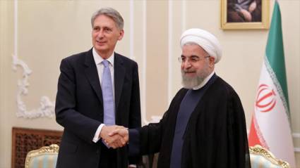 El presidente Rohani, junto con el canciller británico Philip Hammond