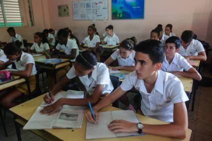 Disminuye la matrícula de primaria y secundaria básica