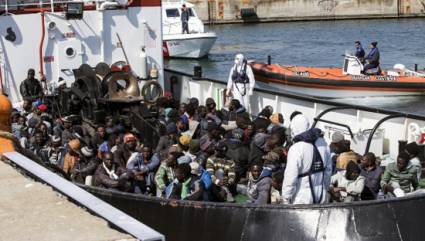 Autoriza Unión Europea misión militar contra traficantes en Mediterráneo