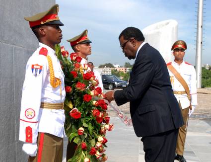 Presidente namibio honra a José Martí