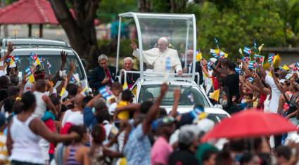 Papa Francisco saluda al llegar a El Cobre