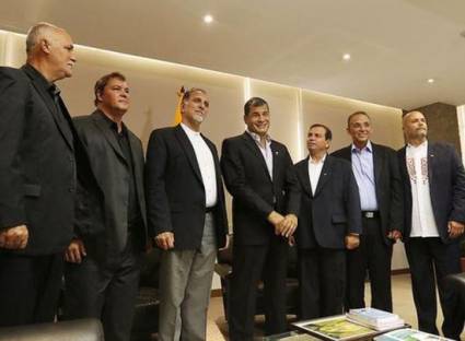 Rafael Correa dialoga con héroes cubanos