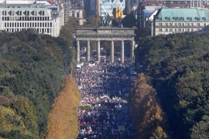 Manifestantes en la Puerta de Brandeburgo