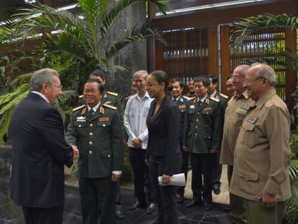 Saludó Raúl al General de Ejército Do Ba Ty