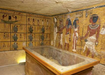 Científicos estudian tumba de Tutankamón.