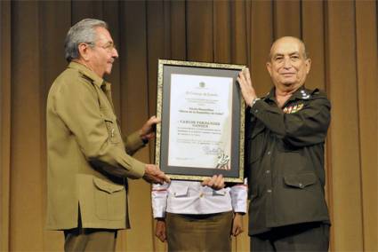 Momento en que Raúl condecoró a Carlos Fernández Gondín, ministro del Interior.