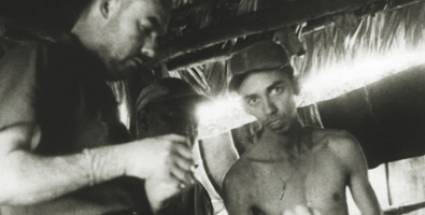 René Vallejo y Manuel «Piti» Fajardo (derecha) en el hospital de campaña de Pozo Azul, Sierra Maestra. Foto tomada del libro La contraofensiva estratégica