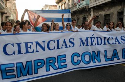 Este 27 de noviembre cientos de jóvenes recorrieron las calles habaneras, desde la Escalinata hasta La Punta. Foto: Raúl Pupo