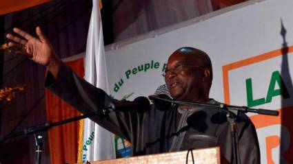 Christian Kabore, el candidato por el Movimiento por el Pueblo y el Progreso, celebra su victoria en las elecciones presidenciales de Burkina Faso. AFP PHOTO ISSOUF SANOGO 