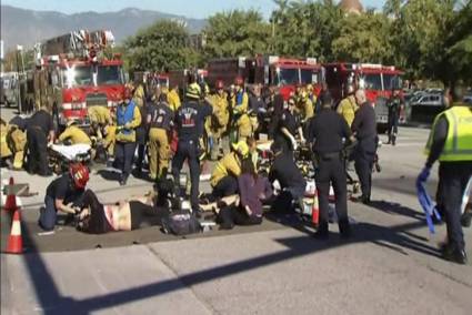 Equipos de rescate y  fuerzas policiales dan atención a heridos tras tiroteo en San Bernardino. 