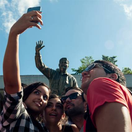 La estatua del eterno Presidente de la FEU saludará cada día a los estudiantes.