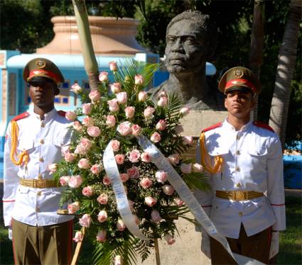 Ofrenda floral a Amilcal Cabral