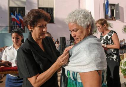 Ena Elsa Velázquez, ministra de Educación, entrega a Dora Ferrera Acosta la Medalla José Tey, que otorga el Consejo de Estado. Foto: Raúl Pupo