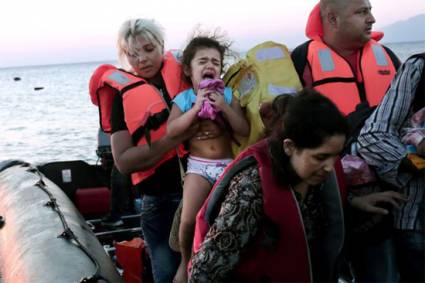Decenas de inmigrantes son rescatados en alta mar, pero miles mueren en la travesía. 