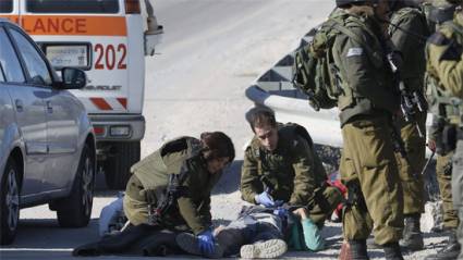Soldados israelíes rodean el cadáver de un joven palestino