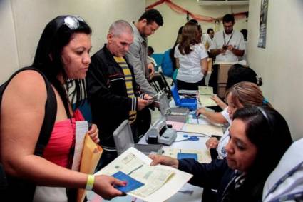 Emigrantes cubanos parten hacia Guatemala desde El Salvador