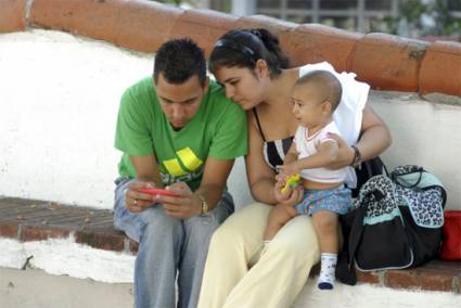 Familia cubana conectada a una red WiFi