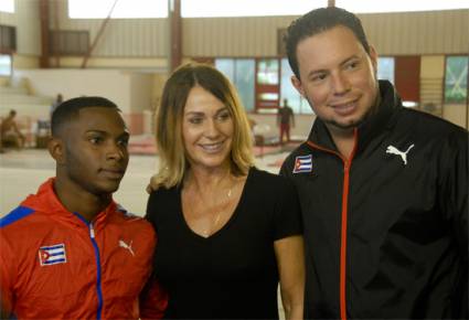 Nadia Comaneci junto a Manrique Larduet y a su entrenador Carlos Gil