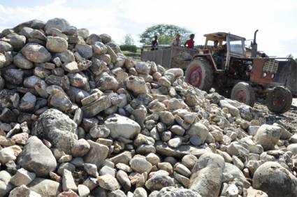 Las cuadrillas de «buscapiedra» garantizan la materia prima que actualmente acopian en zonas distantes del molino