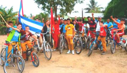 Pedaleando bicicletas llegaron a la ciudad de Las Tunas