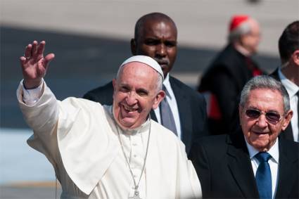 El Papa Francisco junto a Raúl Castro