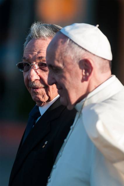 Raúl Castro despide a el Papa Francisco