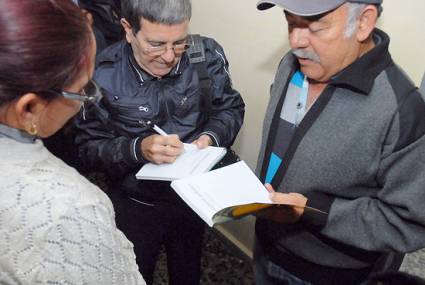 Un caballero que entrevista a caballeros