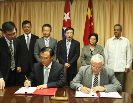 Firman China y Cuba acuerdos de crédito