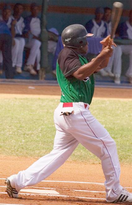 El refuerzo sureño Yusniel Ibáñez inició y cerró la cosecha pinareña ante los Piratas