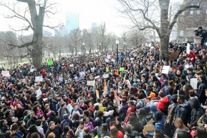 Protestan por recortes en escuelas públicas