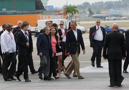 Barack Obama y Raúl en su despedida en el aeropuerto