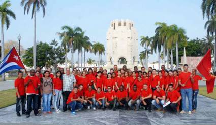 Jóvenes fiscales  hacia la cima del Turquino.