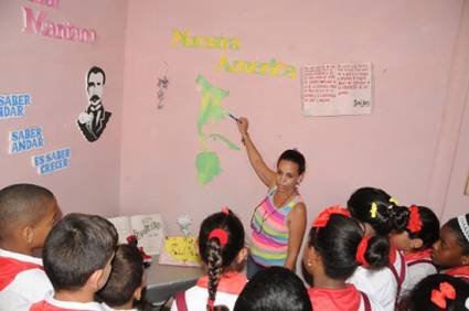 La artemiseña Galina Morales Toledo, guía base de la escuela primaria Julio Antonio Mella