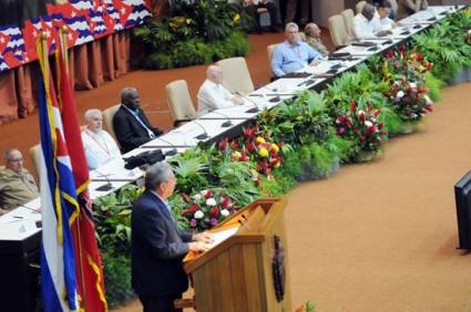 Presenta Raúl Informe Central al 7mo. Congreso del Partido