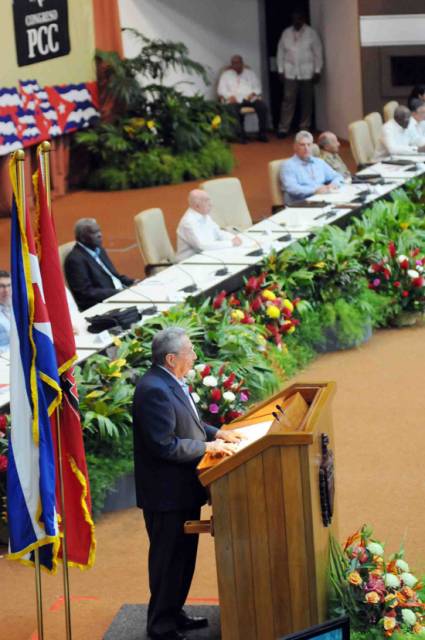 Presenta Raúl Informe Central al 7mo. Congreso del Partido