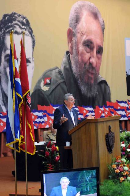 Presenta Raúl Informe Central al 7mo. Congreso del Partido