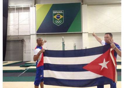 Randy Lerú y Carlos Gil celebran la clasificación a Juegos Olímpicos.