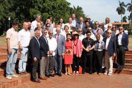 Miembros de la delegación norteamericana junto a artistas cubanos en la Universidad de las Artes