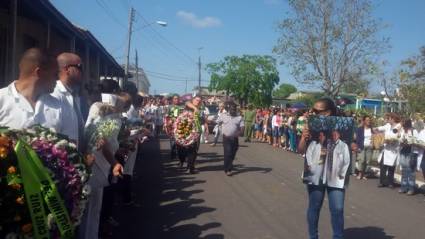 Los lajeros llenaron las calles para acompañar a la doctora Bárbara hasta su última morada. 