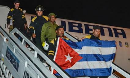 Rescatistas cubanos llegan de Ecuador