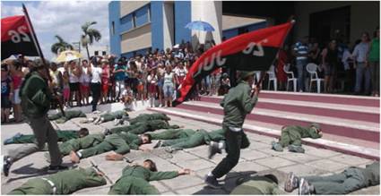 Pioneros de la escuela Mártires del  Goicuría  reeditaron simbólicamente el asalto.